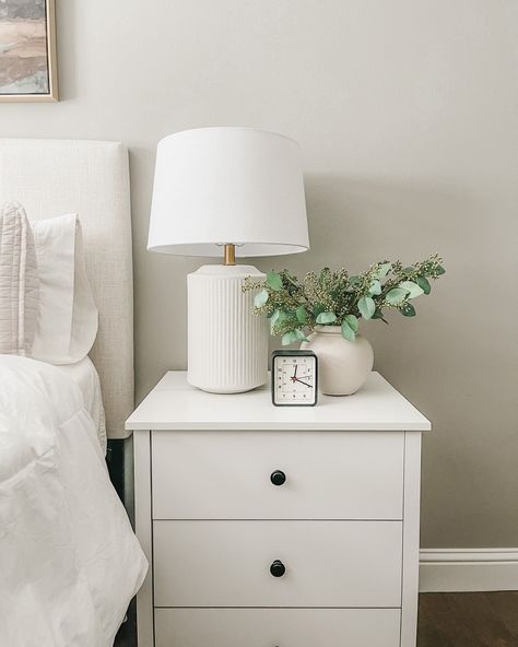 Bed Side Table Styling, White Nightstand Decor, White Nightstand Bedroom, Nightstand Decor Ideas, Bed Side Table Decor, Bedside Table Ideas, Low Vase, Studded Headboard, Bedside Table Styling