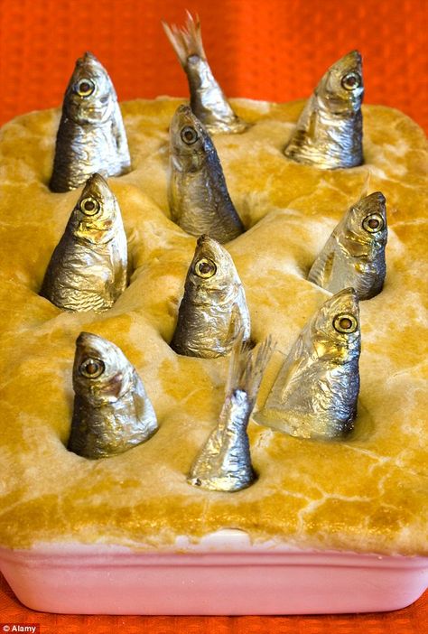 Stargazy Pie: The dish features whole fish such as herrings or pilchards, with their heads left on, poking through holes in the pie crust, to look as if they are staring up at stars Ugly Food, Scary Food, Bizarre Foods, Gross Food, Postal Vintage, Weird Food, British Food, People Eating, Retro Recipes