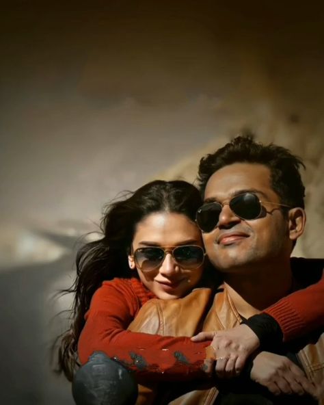 Kaatru Veliyidai Wallpaper, Kaatru Veliyidai Wallpaper Hd, Tamil Playlist Cover, Paiyaa Movie Images, Kaatru Veliyidai, Movie Frames, Romantic Love Couple, Jennifer Dress, Mani Ratnam