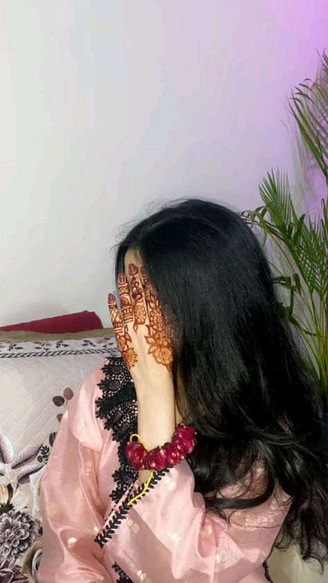 #ethnic #traditional #mehandi #fit Traditional Mehandi, Desi Outfit Ideas, Aesthetic Photo Poses, Pakistani Wedding Photography, Eid Photoshoot, Me Highlight Cover Instagram Aesthetic, Eid Photoshoot Ideas, Cute Photo Poses, Hands Aesthetic