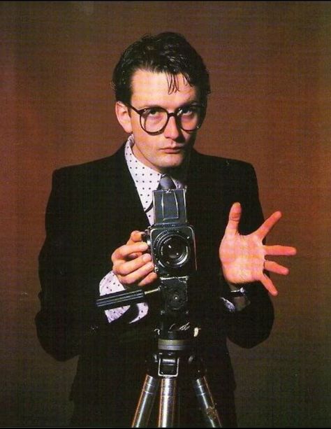 jarvis cocker  as elvis costello   by kevin cummins (1993). Holding A Camera, Jarvis Cocker, 얼굴 드로잉, Elvis Costello, Serge Gainsbourg, Human Poses Reference, Arte Sketchbook, Human Poses, Cool Poses