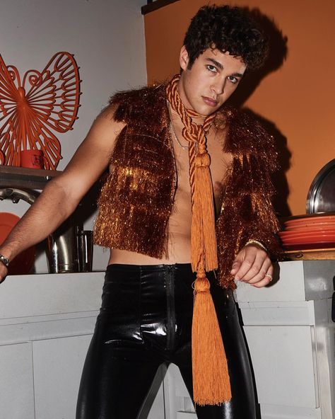 #AustinMahone Male Popstar, Carter Reynolds, Taylor Caniff, Austin Mahone, Celebrity Dads, Young Fashion, Male Models, Leather Fashion, Leather Men