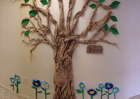 Twisted paper tree- elementary art class Diy Tree Branch, Paper Tree Craft, Branch Wall Hanging, Bulletin Board Tree, Simple Classroom, Diy Bulletin Board, Spring Bulletin, Wall Hanging Ideas, Tree Display