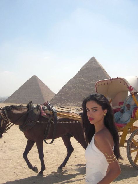 Pyramids Egypt Photo Ideas, Pyramid Photo Ideas, Egypt Instagram Pictures, Egypt Photo Ideas, Cairo Egypt Aesthetic, Egypt Pictures, Egypt Women, Egypt People, Egypt Photos