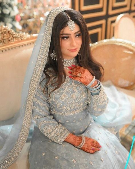 Mangni Dress Pakistani Bridal, Engagement Bride Dress Pakistani, Walima Outfits For Bride, Pakistani Engagement Brides, Nikkah Bride Pakistan, Pakistani Engagement Look, Engagement Bride Indian, Engagement Dress For Bride Indian, Bridal Dresses 2022