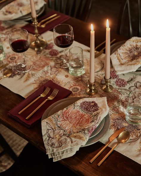 Create an autumnal table setting around fall’s favorite flower: chrysanthemums! Our Mums dinner napkin has a large, coral chrysanthemum embroidered in the center. Three smaller mums frame the blossom, and a Japanese anemone appears at the bottom with two sprigs of golden wheat. This delightful arrangement was designed with fall in mind but can be enjoyed year-round.Measures 20" × 20". Folded measurement 10" × 10". Round Table Settings, African Daisies, Thanksgiving Table Settings Simple, Round Dinner Table, Friendsgiving Dinner Party, Place Settings Thanksgiving, Simple Table Settings, Japanese Anemone, Festive Tablescape