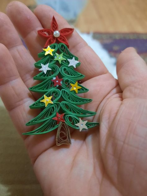 Quilling Small Designs, Quilling Christmas Decorations, Christmas Quilling Cards, Christmas Quilling Ideas, Quilled Christmas Ornaments, Diy Quilling Christmas, Quilling Christmas Tree, Paper Quilling Christmas, Diy Quilling Crafts