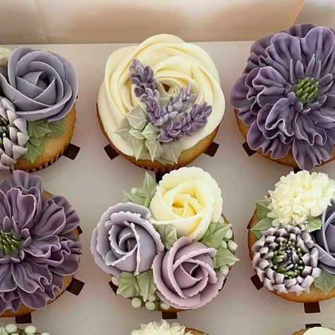 Purple And Green Wedding Cupcakes, Minimalist Cupcakes Design, Lavender Flower Cake, Purple Floral Cupcakes, Plant Cupcakes, Pink And Purple Cupcakes, Wildflower Cupcakes, Lilac Cupcakes, Purple Wedding Cupcakes