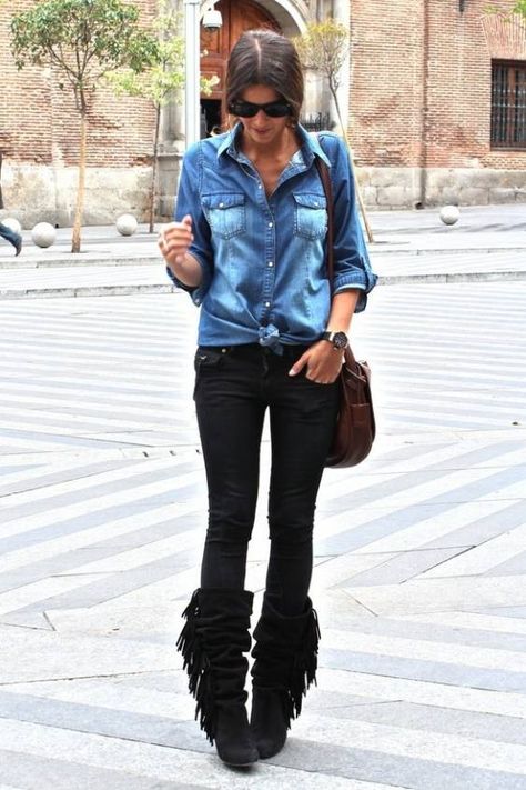 9646c7fd847d3ab2f2d7f46979e1e3d8, black fringe boots, black jeans, denim shirt, chambray shirt, knotted shirt, styling, casual, fall, weekend, sunglasses, watch Fringe Boots Outfit, Black Fringe Boots, Mode Shoes, Mode Boho, Moccasin Boots, Fringe Boots, Mode Casual, Looks Chic, Looks Style