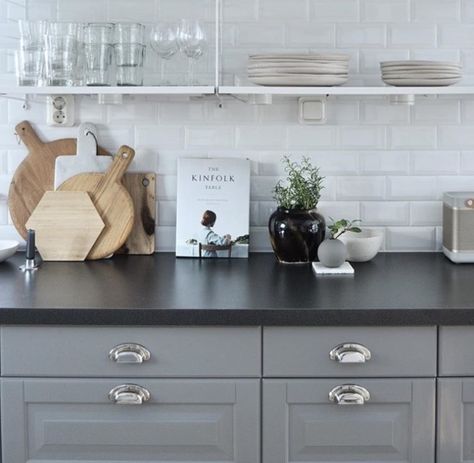 Grey cupboards with black worktop Dark Worktop Kitchen Ideas, Grey Kitchen Black Worktop, Grey Kitchen Worktop Ideas, Black Worktop Kitchen Ideas, Kitchen Grey Worktop, Black Worktop Kitchen, Black Cupboards, Grey Cupboards, Light Grey Kitchen Cabinets