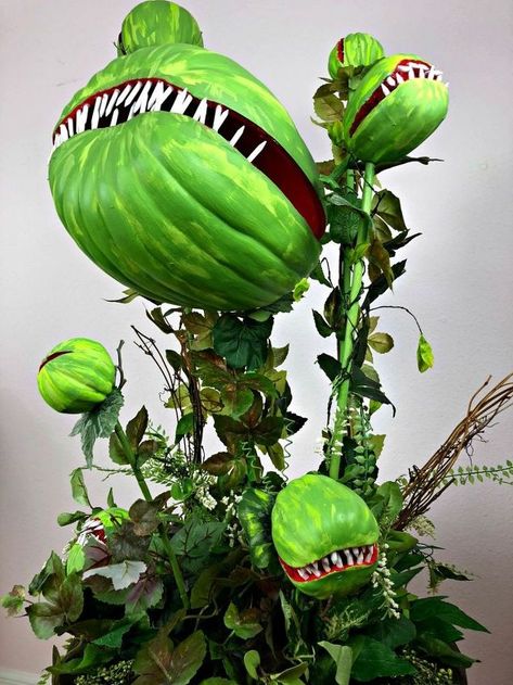 DIY Man-Eating Plant For Your Halloween Decor! Spook your trick-or-treaters this Halloween with this scary DIY. Diy Halloween Apothecary Jars, Man Eating Plant, Halloween Decor Diy, Dollar Store Halloween, Plantas Vs Zombies, Diy Halloween Decor, Creation Art, Halloween Tattoo, Rick Y Morty