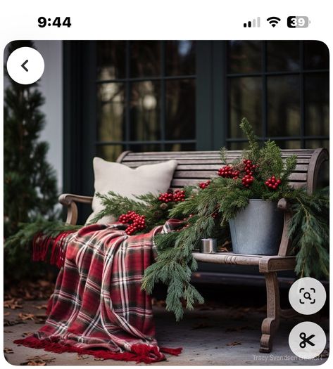 Holiday Porch Decorations, Xmas Decorations Outdoor, Outside Christmas Decorations, Natural Christmas Decor, Winter Porch, Christmas Front Doors, Christmas Projects Diy, Natural Christmas, Christmas Porch