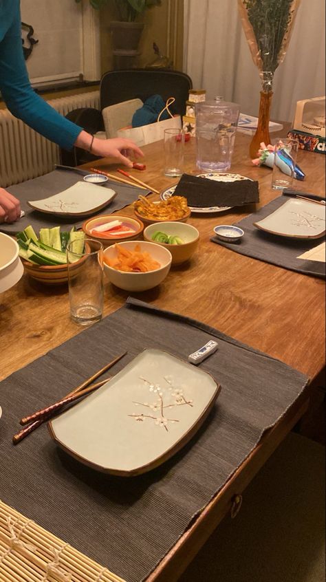 Sushi friends makingsushi Diy Sushi Night, Sushi Making Party, Dream Sleepover, Making Sushi, Sushi Making, Diy Sushi, Sushi At Home, Bestie Vibes, Sofia Boutella