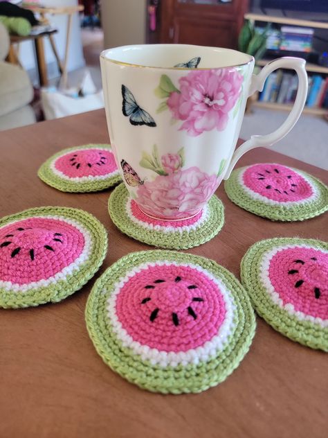 Crochet Watermelon, Home Decor Unique, Gifting Ideas, Crochet Home Decor, Summer Home, Summer Home Decor, Crochet Stuff, Crochet Coasters, Mug Rug