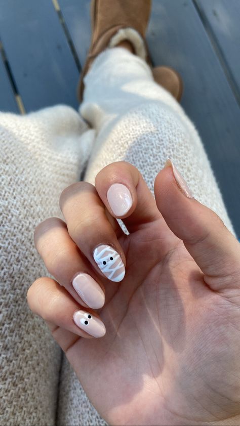 Minimalist Nails Halloween, October Nails Ideas Short, Halloween Minimalist Nails, Mummy Halloween Nails, Halloween Nails Mummy, Halloween Mummy Nails, Mummy Nail Art, Mummy Nails, 2025 Nails