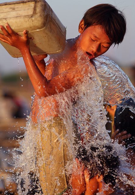 Ayeyarwady River, Fast Shutter Speed, We Are The World, Take A Shower, People Of The World, 인물 사진, Beauty Videos, Shutter Speed, People Around The World