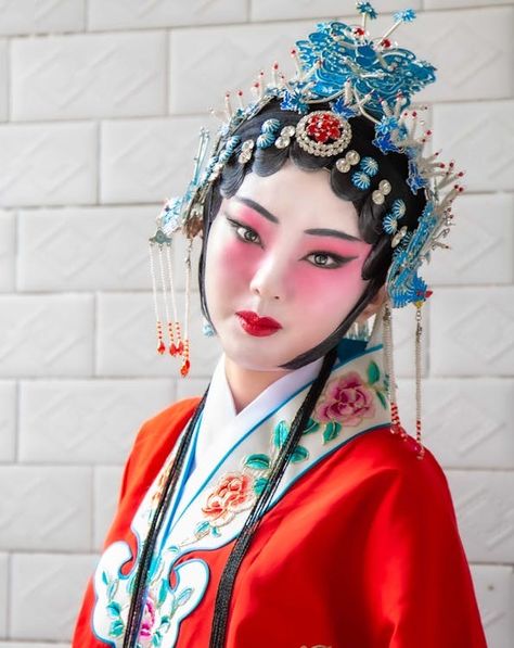 Young Woman Wearing Traditional Chinese Clothing and Makeup · Free Stock Photo