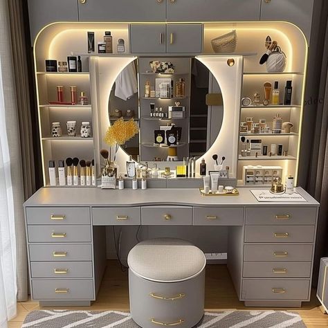 Vanity Ideas Bedroom Aesthetic, Big Dressing Table, Vanity In Closet, Home Makeup Studio, Makeup Vanity Aesthetic, Aesthetic Dressing Table, Meja Makeup, Dressing Table Design Bedrooms, Makeup Storage Ideas