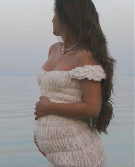 Pregnancy Outfits Aesthetic, Gender Reveal Outfit, Baby Announcement Photoshoot, Cute Pregnancy Pictures, Maternity Photography Poses Pregnancy Pics, Pretty Pregnant, Maternity Photo Shoot, Maternity Inspiration, Cute Maternity Outfits