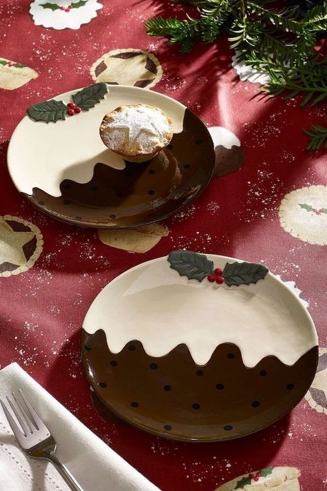 Painting Pottery Plates, Xmas Pudding, Ceramic Christmas Decorations, Diy Pottery Painting, Clay Plates, Cozy Christmas Decor, Paint Your Own Pottery, Pottery Painting Designs, Christmas Clay