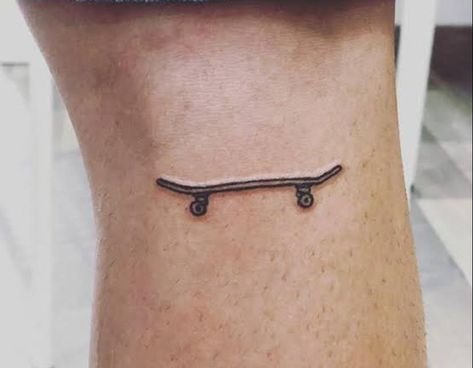 Skateboard Tattoos, Small Skateboard, Skate Tattoo, Skateboard Tattoo, Tatuagem Masculina Pequena, G Tattoo, Finger Tats, Bike Tattoos, Cute Small Tattoos