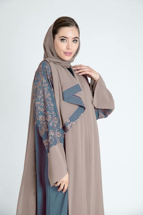 Very good color combination Islamic Clothing Women, Simple Abaya Designs, New Hijab Style, Simple Abaya, Abaya Online, Abaya Designs Latest, Muslimah Dress, Islamic Dress, Muslim Dress