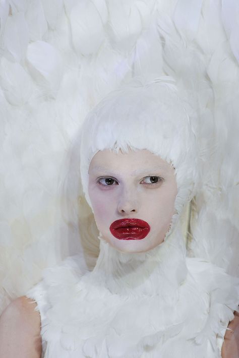 Alexander McQueen FW 2009 High Fashion Couture, Alexander Mcqueens, Savage Beauty, Bird Wings, Alexander The Great, Red Lips, Couture Fashion, Wearable Art, Fashion Art