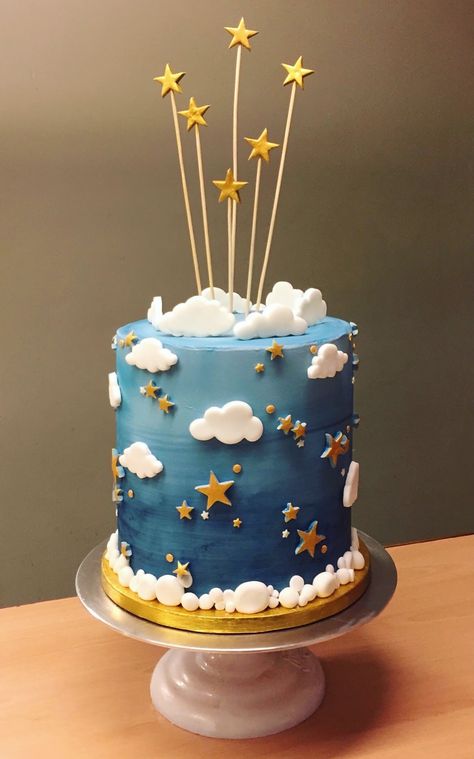 Moon Birthday Cake, Birthday Cake Gold, Birthday Cake Buttercream, Torte Creative, Kue Macaroon, Baby Boy Birthday Cake, Moon Birthday, Thematic Cake, Cloud Cake