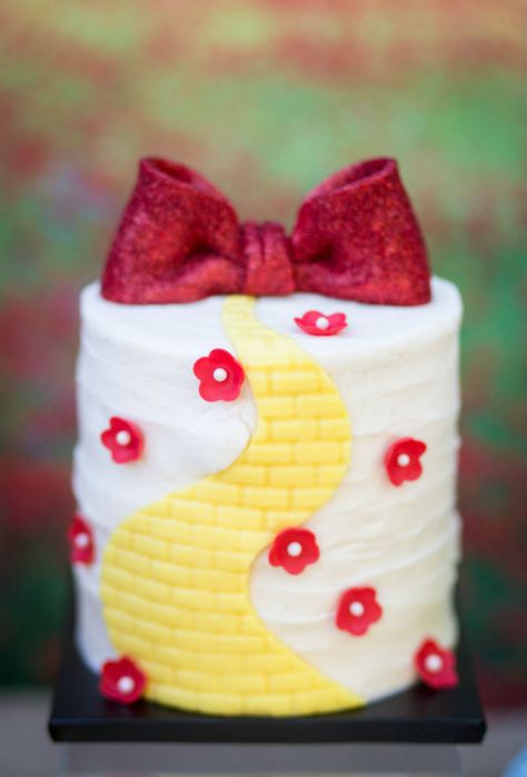 Cute Mini Cakes, Wizard Of Oz Party Ideas, Wizard Of Oz Birthday Party, Wizard Of Oz Birthday, Wizard Of Oz Party, Mini Tortillas, Hostess With The Mostess, The Wizard Of Oz, Fancy Cakes