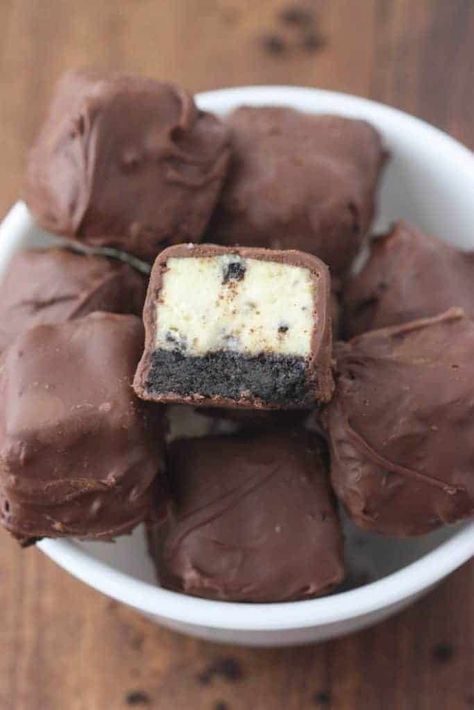 Mini Oreo Cheesecake Bites, Oreo Bites, Chocolate Covered Cheesecake, Chocolate Mousse Cheesecake, Oreo Torte, Oreo Cheesecake Bites, Mini Oreo Cheesecake, Oreo Cheesecake Recipes, Cheesecake Bites Recipe