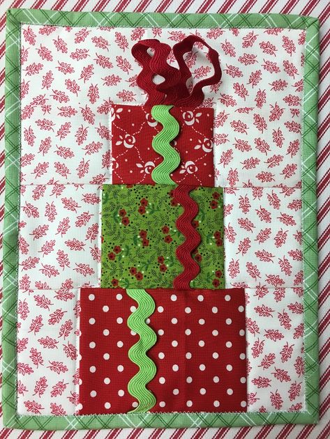 Quilted Christmas Mug Rug Pattern: FREE Tutorial | Craftsy Christmas Mug Rug, Mug Rug Pattern, Torte Creative, Christmas Mug Rugs, Mug Rug Patterns, Rug Patterns, Holiday Fabric, Christmas Quilts, Christmas Sewing