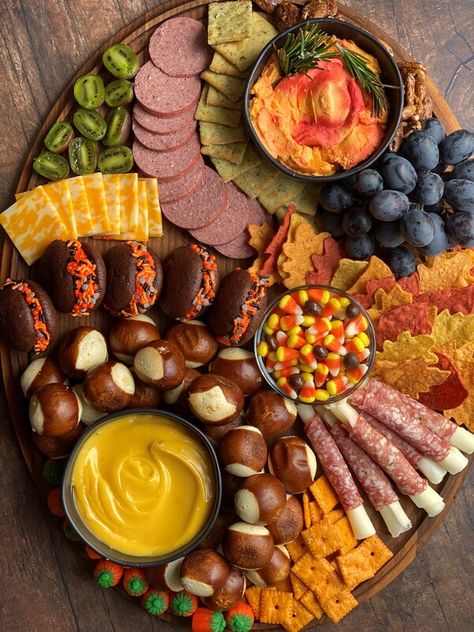 Football Season Charcuterie Board, Charcuterie Football Board, October Charcuterie Board, Football Game Charcuterie Board, Charcuterie Board Football Party, Tailgate Charcuterie Board Ideas, Charcuterie Board Fall Theme, Charcuterie Football, Tailgate Charcuterie Board