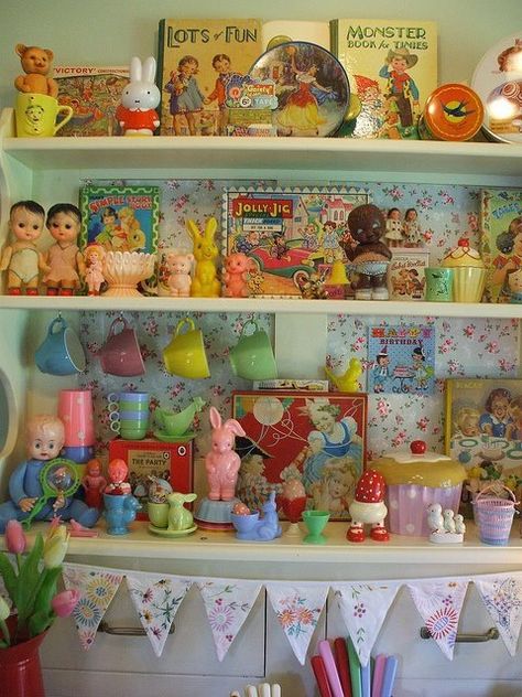 Love this! Dollhouses Diy, Collection Displays, Easter Surprise, Vintage Kitsch, Photo Vintage, Vintage Usa, Vintage Easter, Retro Toys, Antique Toys