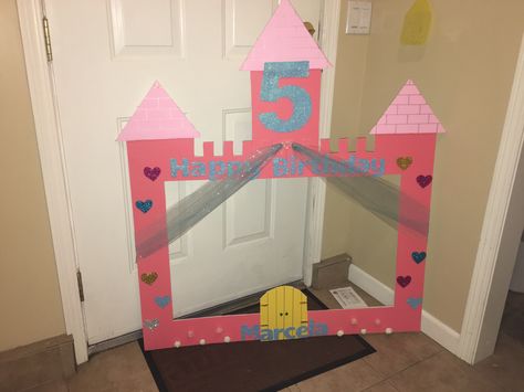 Princess Birthday Photo Booth, Princess Photo Booth Frame, Disney Princess Photo Frame, Princess Party Photo Booth, Diy Disney Birthday Decorations, Princess Photo Booth, Princess Photo Props, Ideas For Birthday Party, Diy Fotokabine