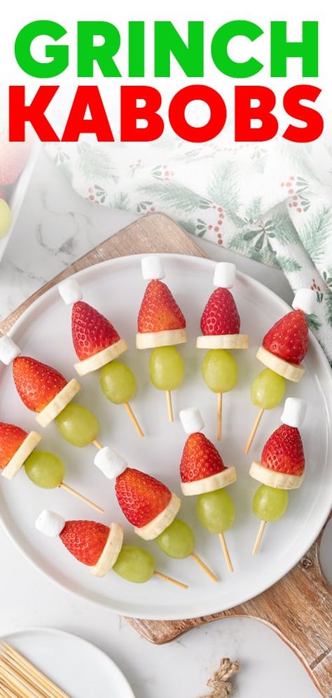 Get festive this holiday season with this cute and colorful Grinch Kabobs appetizer prepared with fruit and mini marshmallows! Kids Christmas Party Food, Grinch Fruit, Christmas Party Food Appetizers, Grinch Snack, Grinch Fruit Kabobs, Grinch Kabobs, Christmas Fruit Salad, Holiday Healthy Snacks, Fruit Kabob