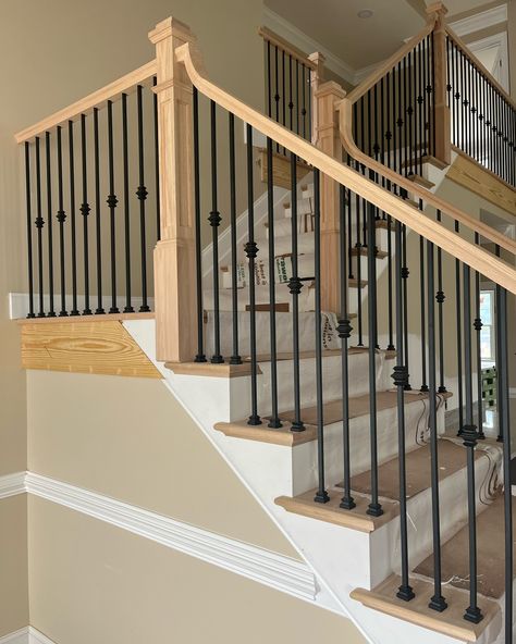 🚪 Take a look at this elegant transformation! We’ve crafted a sleek metal and wood railing that perfectly balances tradition and modern design. ✨ Details: 🔹Black metal balusters with knuckle accents 🔹Classic box newels 🔹A perfect blend of style and strength 🖤 If you’re dreaming of a stylish new look for your stairs, let’s make it happen! 🛠️📞 #ClassicRailings #IndoorRailingDesign #MetalAndWoodStyle #HomeUpgrade #RailingInstallation #ElegantInteriors Black Metal Stair Handrail, Wrought Iron Stair Railing Farmhouse, Traditional Stair Railing Ideas, Stairs Iron Railing, Rod Iron Stair Railing, Stair Railings Farmhouse, Staircase Metal Railing, Indoor Railings, Classic Railing