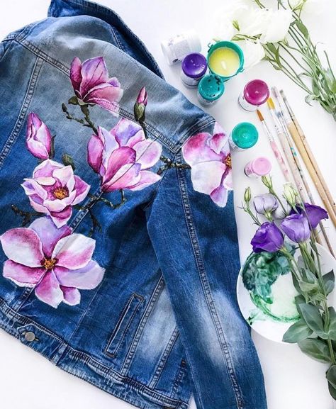 Denim Jacket Diy Paint, Fabric Paint Shirt, Diy Denim Jacket, Fabric Paint Diy, Painted Clothes Diy, Fabric Painting Techniques, Hand Painted Denim Jacket, Fabric Painting On Clothes, Dress Painting