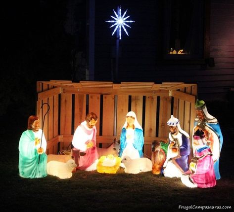 Build a Frugal Outside Nativity Stable - Frugal Campasaurus Diy Outdoor Nativity, Church Christmas Crafts, Diy Nativity Scene, Manger Scenes Nativity, Outdoor Nativity Sets, Nativity Scene Display, Nativity Manger, Christmas Outdoor Decorations, Outdoor Nativity Scene