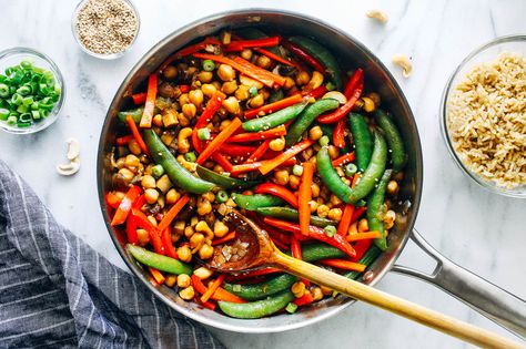 This easy chickpea stir-fry with veggies, cashews, and teriyaki sauce takes just under 30 minutes to cook up and is perfect for busy weeknights. Green Bean Stir Fry, Bean Stir Fry, Food Sides, Garbanzo Bean, Favorite Pasta Recipes, Chile Sauce, Bbq Sauces, Vegetarian Tacos, Pureed Soup