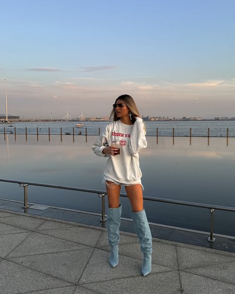 denim shoes outfit 🏙️🪄 Demin Boots Outfit, Denim Boots Outfit Black Women, Sparkly Cowboy Boots Outfit, Denim Shoes Outfit, Denim Boots Outfit, Heels Boots Outfit, Outfit Botas, Black Boots Outfit, Denim Shorts Outfit