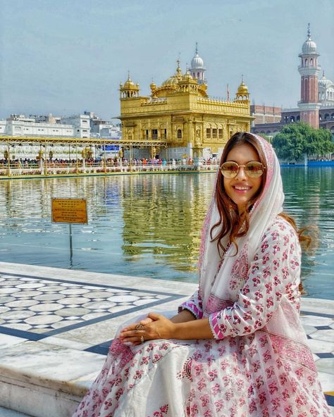 Indian Bride Poses, Beach Poses By Yourself Photo Ideas, Cotton Pants Women, Temple Photography, Photography Inspiration Portrait, Golden Temple, Photography Posing Guide, Travel Wishlist, Stylish Photo Pose