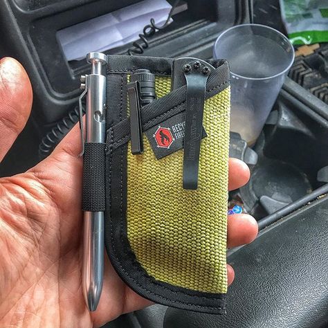 #pocketstuff #edc #kershaw #streamlight Recycled Firefighter, Edc Pouch, Pouch Ideas, Diy Pouch, Fire Gear, Edc Carry, Tactical Wallet, Grey Man, Edc Gadgets