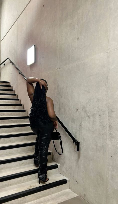 Faceless Girl Aesthetic Black, Poses For Pictures Instagram Black Women, Faceless Instagram Photos, Pictures On Stairs, Faceless Poses, Picture Ideas Instagram, Cute Modeling Poses, Feminine Tips, Aesthetic Picture Ideas