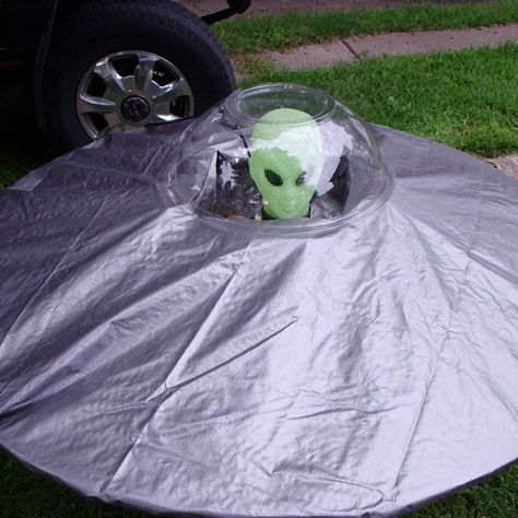 Haunted Library, Zombie Decorations, Eclipse Party, Alien Crafts, Scary Halloween Decorations Diy, Pta Ideas, Alien Party, Alien Halloween, Halloween Coffin