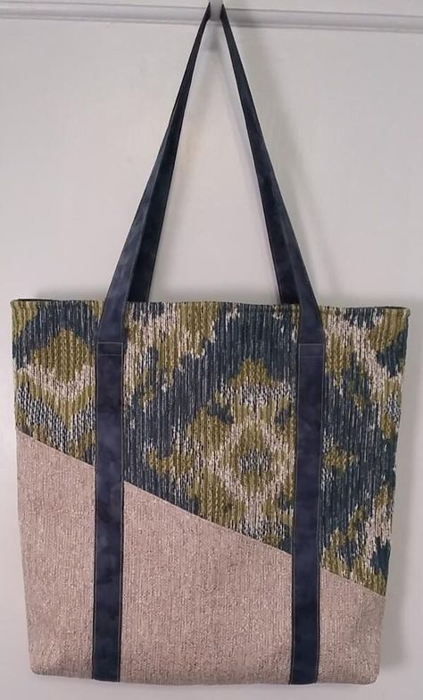 Tote Bag Tutorial (or, What To Do With Hundreds of Upholstery Samples) – SusanStewartDesigns Upholstery Fabric Projects, Upholstry Fabric, Upholstery Bag, Upholstery Fabric Samples, Pattern Sheets, Tote Bag Tutorial, Scrap Fabric Crafts, Fabric Handbags, Sewing Tutorials Free