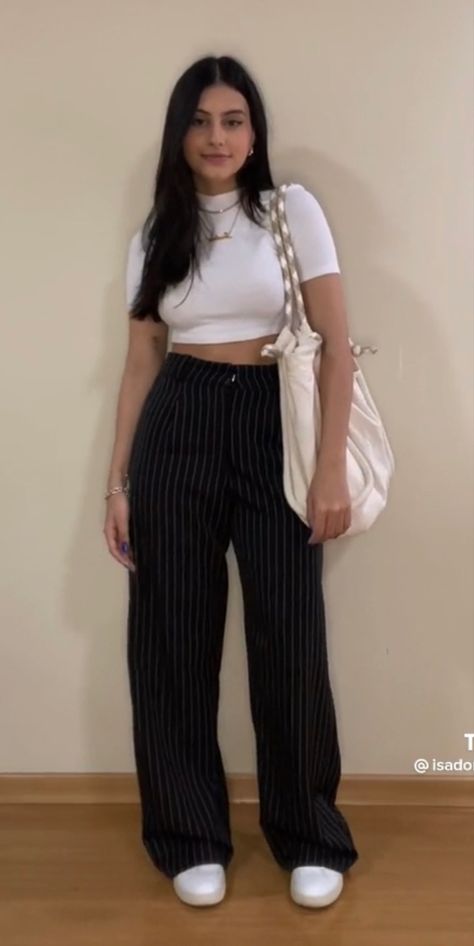 Black And White Striped Pants Outfit, White Striped Pants Outfit, Black And White Striped Pants, Girly Style Outfits, Casual Dresses For Teens, Uni Outfits, Looks Party, Casual Day Outfits, Causual Outfits