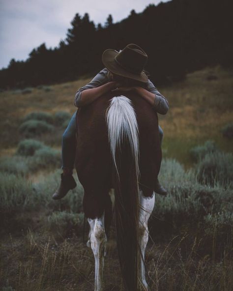 Aesthetic Show Jumping, Senior Horse Photography, Riding Aesthetic, Horse Photography Poses, Horse Riding Aesthetic, Foto Cowgirl, Pictures With Horses, Western Photoshoot, Cute Horse Pictures