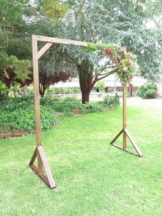 Wedding Ceremony Backdrop Diy, Vintage Wedding Backdrop, Diy Wedding Arbor, Diy Wedding Arch, Rustic Wedding Decorations, Deco Champetre, Wedding Decorations On A Budget, Wedding Arbour, Wedding Ceremony Backdrop