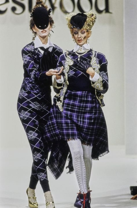 Andreas Kronthaler for Vivienne Westwood Fall 1994 Ready-to-Wear Fashion Show Vivienne Westwood Punk, Vivienne Westwood Fashion, Garage Punk, Crust Punk, 90s Runway Fashion, Vintage Runway, Dior Haute Couture, Psychobilly, Historical Dresses