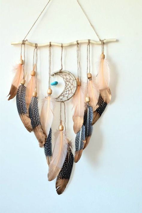 40 DIY Stone Craft Ideas For Many Use - Bored Art Diy Dream Catcher, Atrapasueños Diy, Hippie Crafts, Interior Boho, Dream Catcher Diy, Feather Crafts, Feather Art, Coron, Stone Crafts